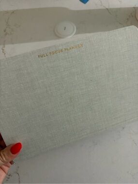 Michael Hyatt Full Focus Planner - Linen Cover in Light Gray